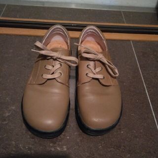 ビルケンシュトック(BIRKENSTOCK)のレディース　革靴　サイズ38　ベージュ色(ローファー/革靴)