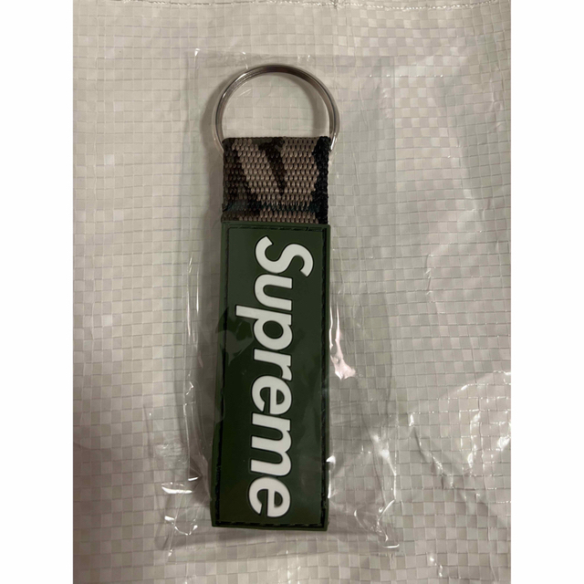 Supreme(シュプリーム)のSupreme Webbing Keychain 緑&黄Camo 2個セット メンズのファッション小物(キーホルダー)の商品写真