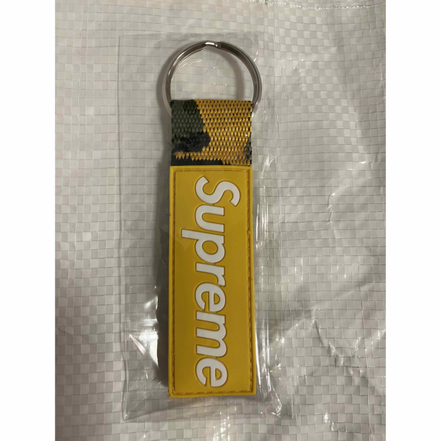 Supreme(シュプリーム)のSupreme Webbing Keychain 緑&黄Camo 2個セット メンズのファッション小物(キーホルダー)の商品写真