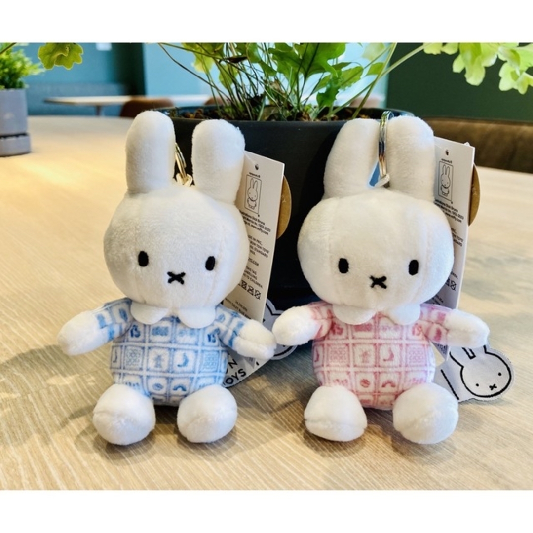 miffy(ミッフィー)のミッフィー2023年新作【ぬいぐるみキーリング】オランダ伝統柄デルフトブルー メンズのファッション小物(キーホルダー)の商品写真