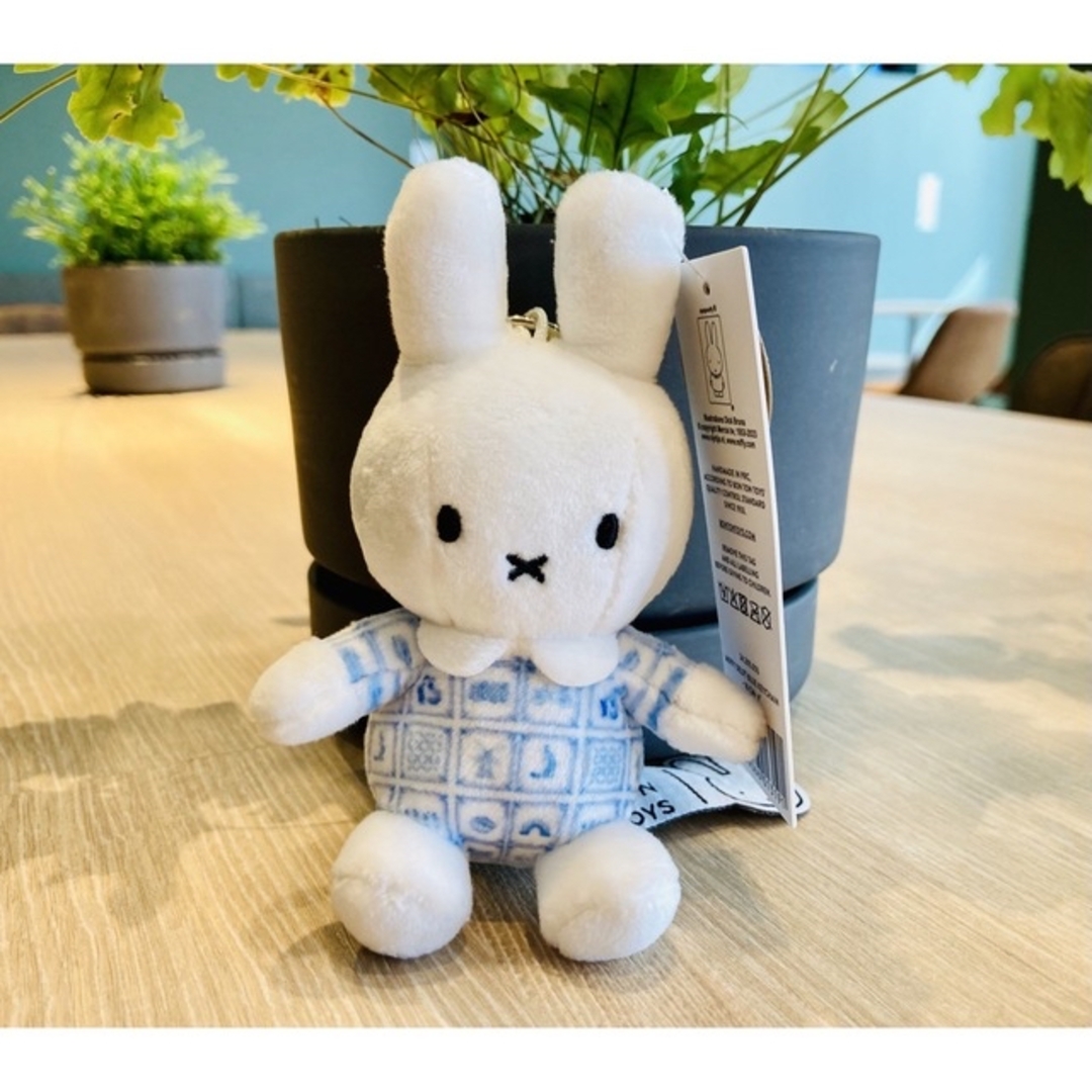 miffy(ミッフィー)のミッフィー2023年新作【ぬいぐるみキーリング】オランダ伝統柄デルフトブルー メンズのファッション小物(キーホルダー)の商品写真