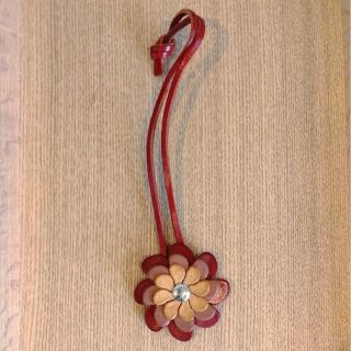 本革　チャーム　お花　赤　キーホルダー(その他)