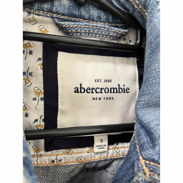 Abercrombie&Fitch(アバクロンビーアンドフィッチ)のアバクロダメージデニムジャケット　ガールズS キッズ/ベビー/マタニティのキッズ服女の子用(90cm~)(ジャケット/上着)の商品写真