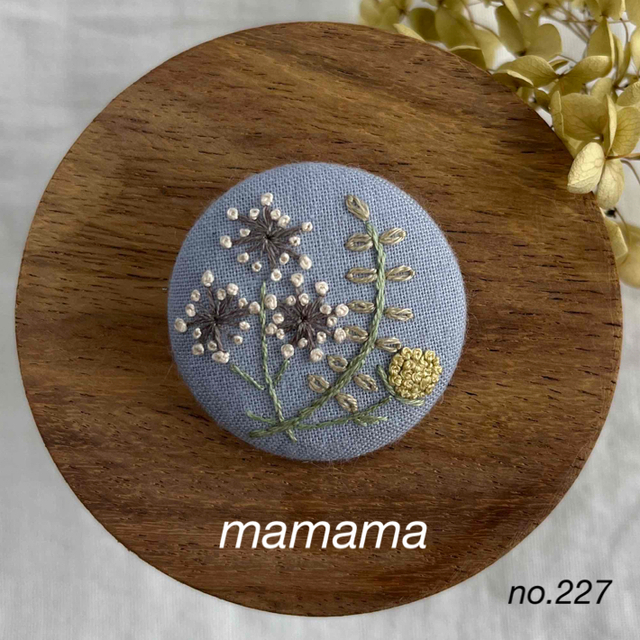 ハンドメイド　no.227 くるみボタン 刺繍 ブローチ 北欧 お花 | フリマアプリ ラクマ