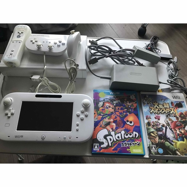 Wii U(ウィーユー)のWiiU本体　すぐ遊べるセット　スプラトゥーン、大乱闘スマッシュブラザーズX エンタメ/ホビーのゲームソフト/ゲーム機本体(家庭用ゲーム機本体)の商品写真