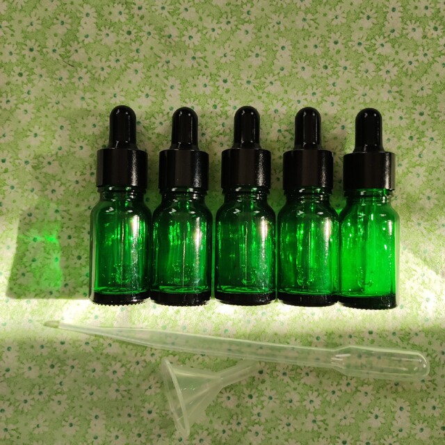 10ml スポイト付遮光瓶 グリーン ５本 コスメ/美容のリラクゼーション(アロマグッズ)の商品写真