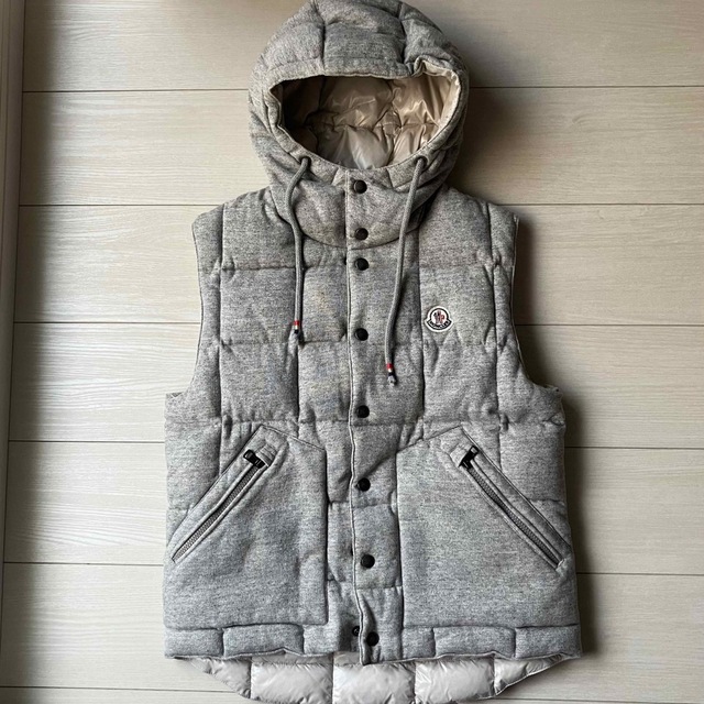 MONCLER(モンクレール)のモンクレール　ダウンベスト　グレー　シャトリューズ メンズのジャケット/アウター(ダウンベスト)の商品写真