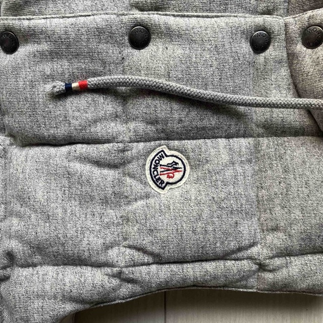 MONCLER(モンクレール)のモンクレール　ダウンベスト　グレー　シャトリューズ メンズのジャケット/アウター(ダウンベスト)の商品写真