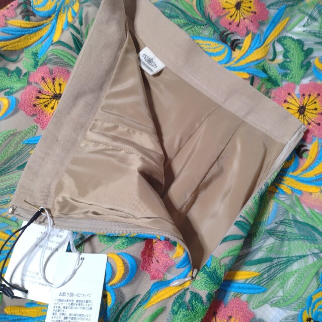 GRACE CONTINENTAL(グレースコンチネンタル)のグレースコンチネンタル ボタニカル パロット スカート 鳥 刺繍 ダイアグラム レディースのスカート(ロングスカート)の商品写真
