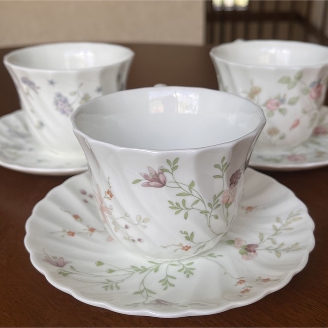 WEDGWOOD(ウェッジウッド)の【黒壺美品】ウェッジウッド★ローズヒップ他★C/S 3客 インテリア/住まい/日用品のキッチン/食器(食器)の商品写真