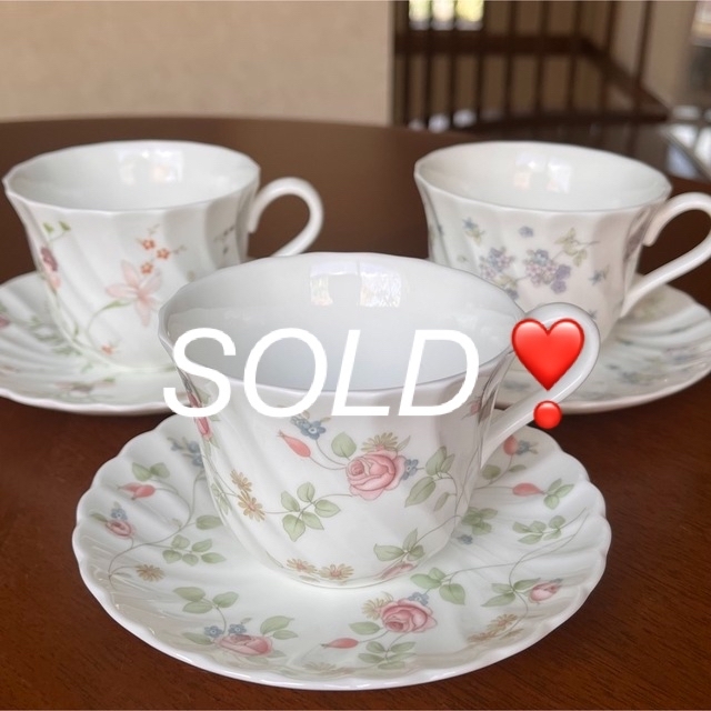 WEDGWOOD(ウェッジウッド)の【黒壺美品】ウェッジウッド★ローズヒップ他★C/S 3客 インテリア/住まい/日用品のキッチン/食器(食器)の商品写真