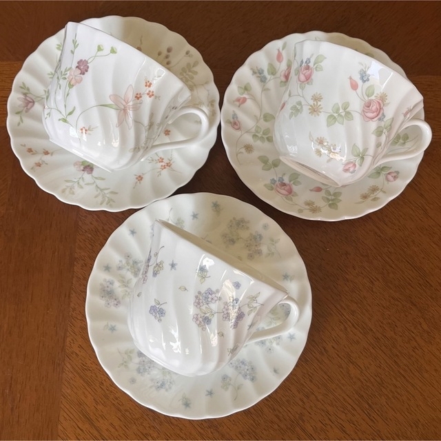 WEDGWOOD(ウェッジウッド)の【黒壺美品】ウェッジウッド★ローズヒップ他★C/S 3客 インテリア/住まい/日用品のキッチン/食器(食器)の商品写真