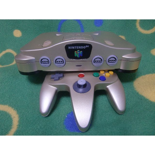 NINTENDO 64(ニンテンドウ64)のニンテンドウ64　ゴールド本体　ゲーム9本セット エンタメ/ホビーのゲームソフト/ゲーム機本体(家庭用ゲーム機本体)の商品写真