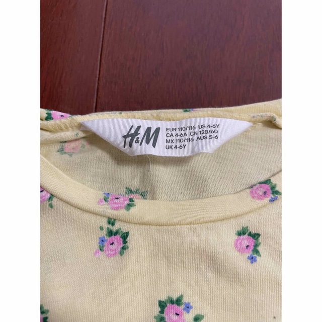 H&M(エイチアンドエム)のH&M 花柄　半袖　黄色　Tシャツ　110cm キッズ/ベビー/マタニティのキッズ服女の子用(90cm~)(Tシャツ/カットソー)の商品写真