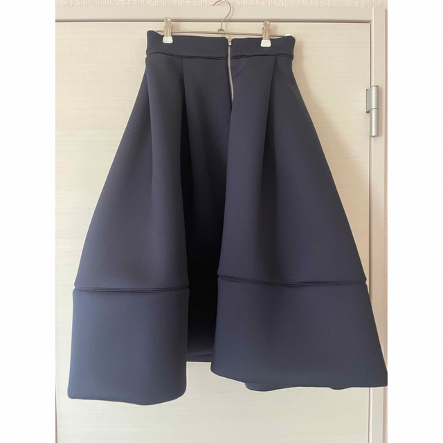 maje(マージュ)のmaje ネイビー　サイズ2 ボンディング　ボリュームスカート　ミディ丈 レディースのスカート(ひざ丈スカート)の商品写真