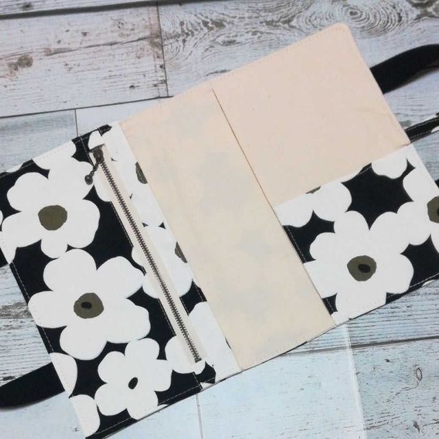 レビューブックカバー 北欧花柄 ブラック ハンドメイドの文具/ステーショナリー(ブックカバー)の商品写真