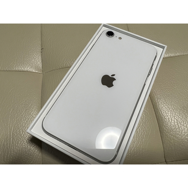 iPhone(アイフォーン)のiPhone SE2 64GB ホワイト simフリー 美品 スマホ/家電/カメラのスマートフォン/携帯電話(スマートフォン本体)の商品写真