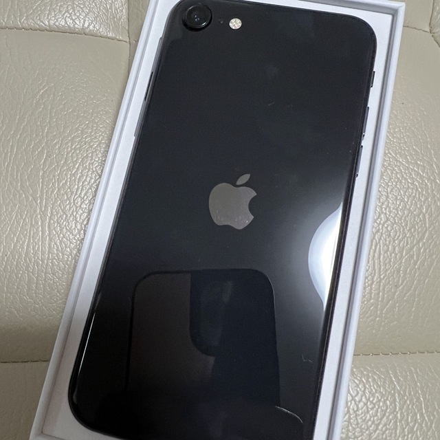 iPhone(アイフォーン)のiPhone SE2 64GB ブラック simフリー 美品 スマホ/家電/カメラのスマートフォン/携帯電話(スマートフォン本体)の商品写真