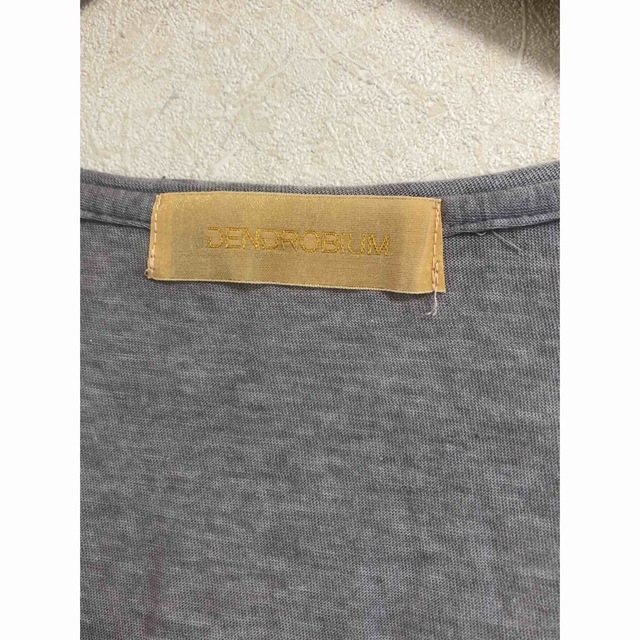 DENDROBIUM(デンドロビウム)のデンドロビウム　ロゴTシャツ(グレー) レディースのトップス(Tシャツ(半袖/袖なし))の商品写真