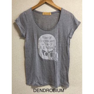 デンドロビウム(DENDROBIUM)のデンドロビウム　ロゴTシャツ(グレー)(Tシャツ(半袖/袖なし))