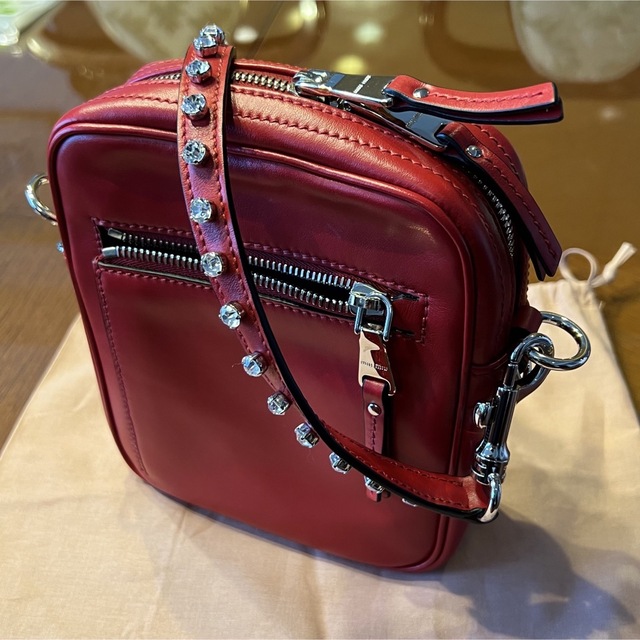 ミュウミュウmiumiu表参道店購入 ミニハンドバッグ未使用ショルダーベルト付属 レディースのバッグ(ハンドバッグ)の商品写真