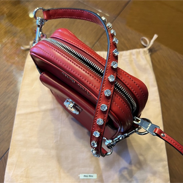 ミュウミュウmiumiu表参道店購入 ミニハンドバッグ未使用ショルダーベルト付属 レディースのバッグ(ハンドバッグ)の商品写真