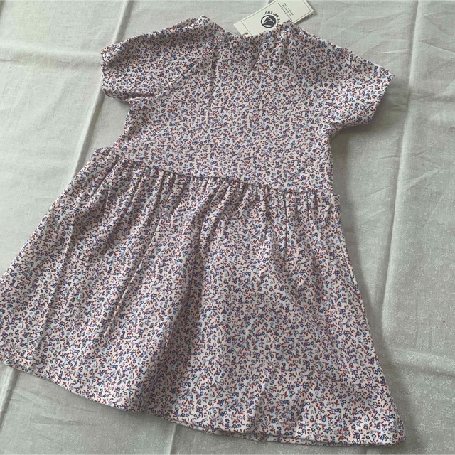 PETIT BATEAU(プチバトー)のプチバトー　花柄ワンピース　新品　18m キッズ/ベビー/マタニティのベビー服(~85cm)(ワンピース)の商品写真