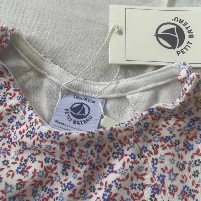 PETIT BATEAU(プチバトー)のプチバトー　花柄ワンピース　新品　18m キッズ/ベビー/マタニティのベビー服(~85cm)(ワンピース)の商品写真