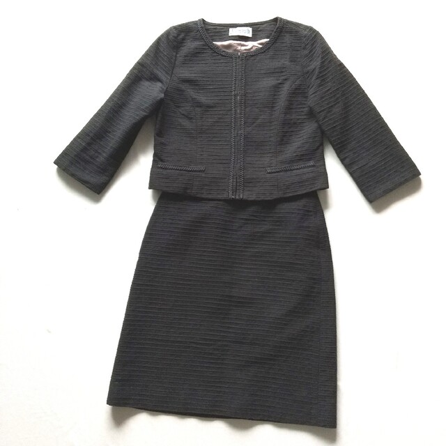 Jocomomola(ホコモモラ)のホコモモラ　スカートスーツ　ノーカラー　セレモニー　黒　シビラ　セットアップ レディースのフォーマル/ドレス(スーツ)の商品写真