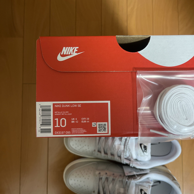 NIKE(ナイキ)のNIKE DUNK LOW SE  US10（28cm）新品未使用　完売品 メンズの靴/シューズ(スニーカー)の商品写真