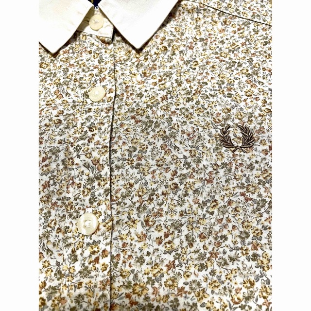 FRED PERRY(フレッドペリー)のFred Perry フレッドペリー　シャツ　ブラウス　花柄　トップス レディースのトップス(シャツ/ブラウス(長袖/七分))の商品写真