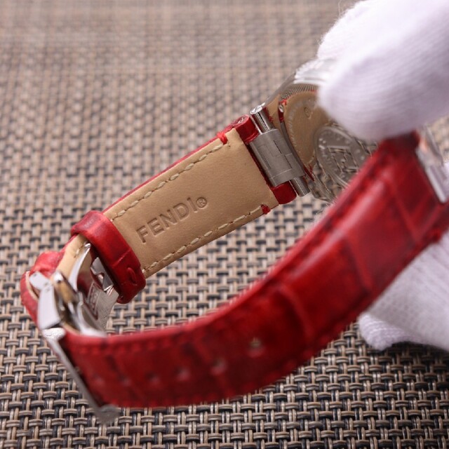 ほぼ未使用【新品電池】FENDI 4600M/超美品 レッドシェル 動作良好