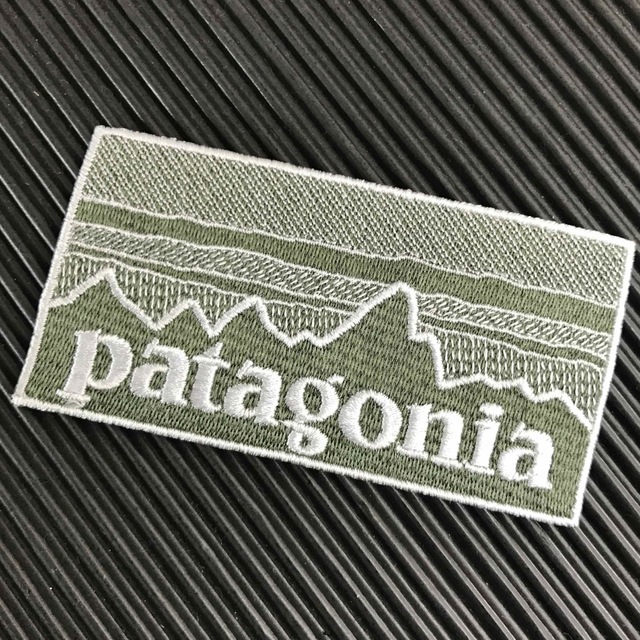 patagonia(パタゴニア)のPATAGONIA フィッツロイ カーキ モノクロ柄 アイロンワッペン -S レディースのバッグ(その他)の商品写真