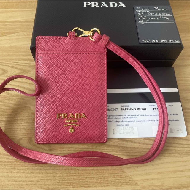 美品 PRADA プラダ バッジホルダー パスケース IDホルダー カード