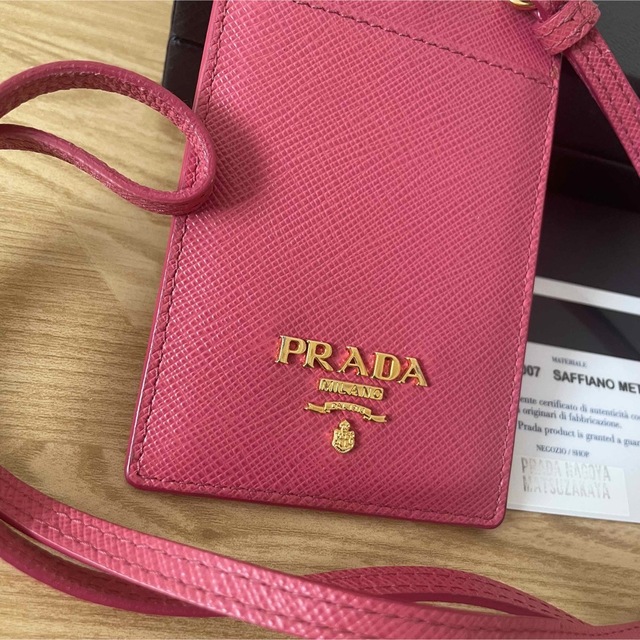美品 PRADA プラダ バッジホルダー パスケース IDホルダー カード