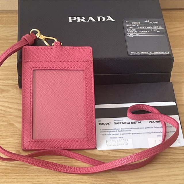 美品 PRADA プラダ バッジホルダー パスケース IDホルダー カード
