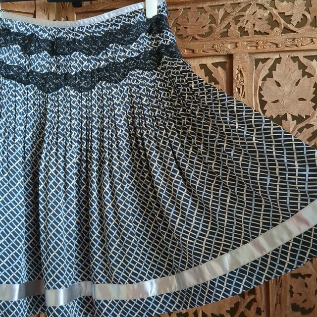 yellaw(イエロー)のプリーツフレアスカート レディースのスカート(ひざ丈スカート)の商品写真
