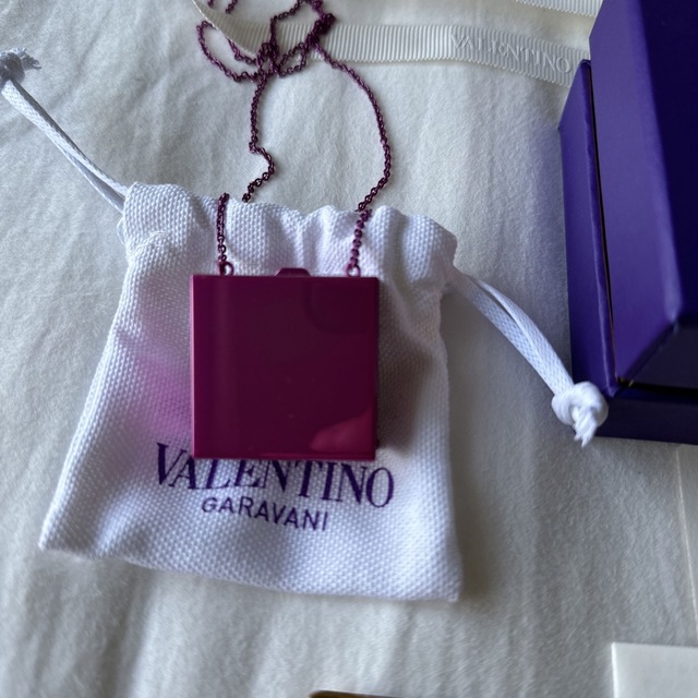 valentino garavani(ヴァレンティノガラヴァーニ)の未使用品 ヴァレンティノガラヴァーニ ネックレス ロックスタッズ バッグ レディースのアクセサリー(ネックレス)の商品写真