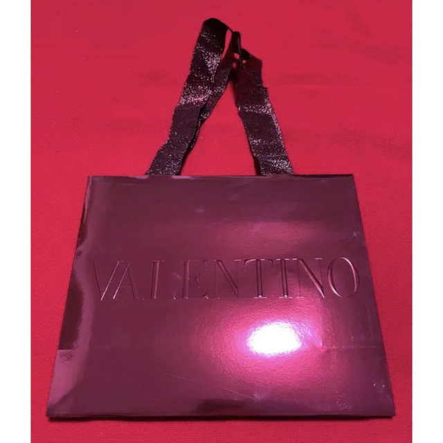 VALENTINO(ヴァレンティノ)の新品　VALENTINO バレンティノ　紙袋　赤　レッド レディースのバッグ(ショップ袋)の商品写真