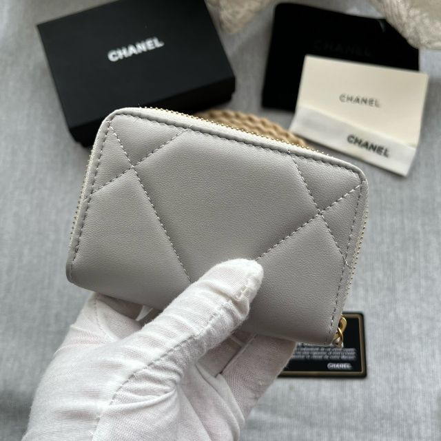 CHANEL コインケース シャネル 19 ラムスキン マトラッセ グレー 美-