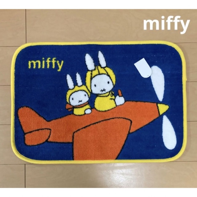 miffy(ミッフィー)の新品◎レア！　飛行機ミッフィー　バスマット　miffy ミッフィー インテリア/住まい/日用品のラグ/カーペット/マット(バスマット)の商品写真