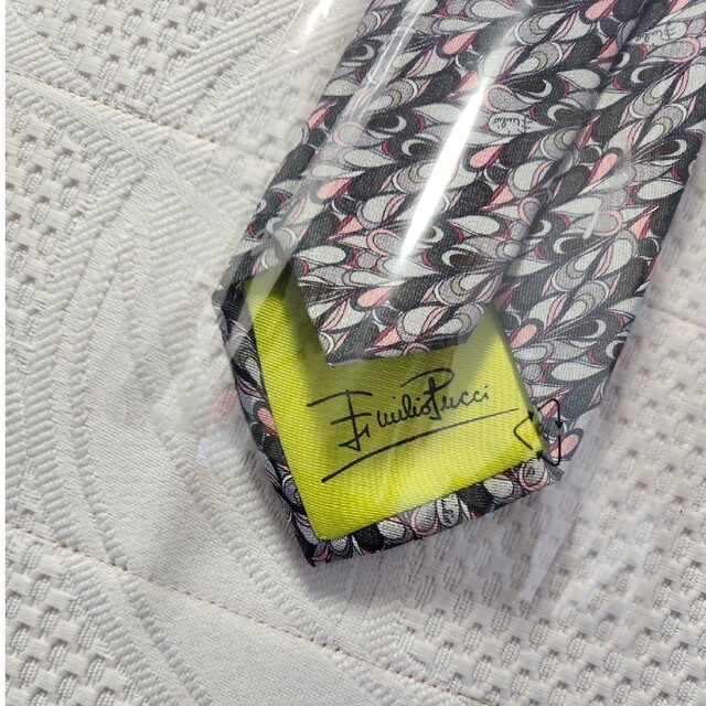 EMILIO PUCCI(エミリオプッチ)のEMILIO PUCCI　新品　ネクタイ　グレー柄 メンズのファッション小物(ネクタイ)の商品写真
