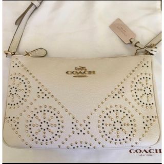 コーチ(COACH)の未使用コーチ　ブルー&ゴールド2色スタッズ　白ショルダー(ショルダーバッグ)