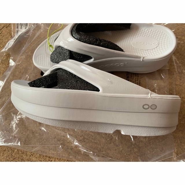 OOFOS(ウーフォス)の【週末限定値下げ中♬】新品未使用 ウーフォス　OOmega 24.0cm レディースの靴/シューズ(サンダル)の商品写真