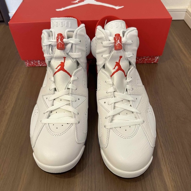 NIKE(ナイキ)のAir Jordan 6 White and University Red新品 メンズの靴/シューズ(スニーカー)の商品写真