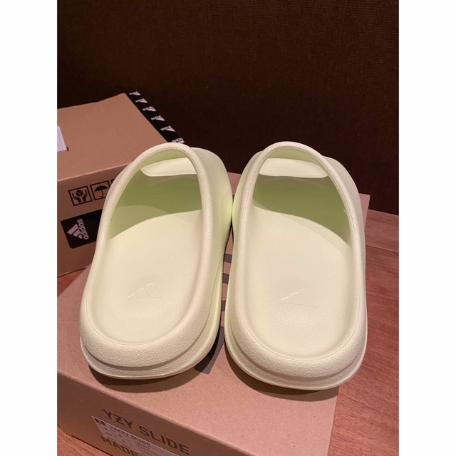 adidas(アディダス)のadidas YEEZY SLIDE GLOW GREEN  イージースライド メンズの靴/シューズ(サンダル)の商品写真