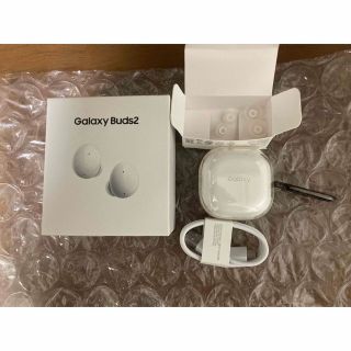 ギャラクシー(Galaxy)のGalaxy Buds2 ホワイト　ワイヤレスイヤホン　保護ケース付き(ヘッドフォン/イヤフォン)