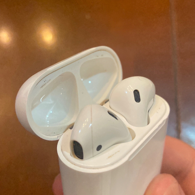 airpods 初代　中古品 スマホ/家電/カメラのオーディオ機器(ヘッドフォン/イヤフォン)の商品写真