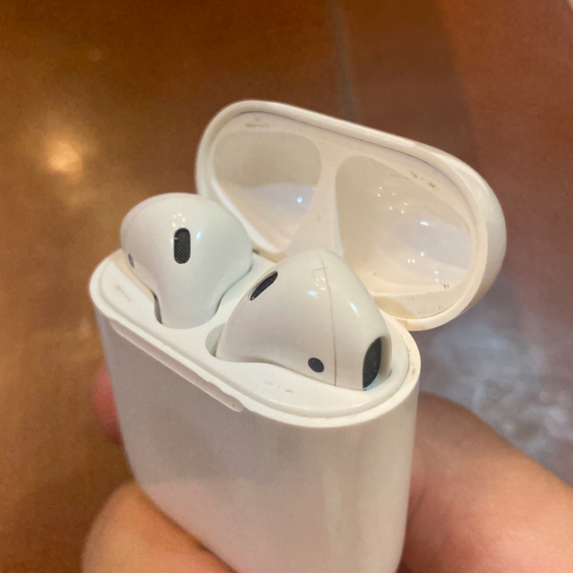 airpods 初代　中古品 スマホ/家電/カメラのオーディオ機器(ヘッドフォン/イヤフォン)の商品写真