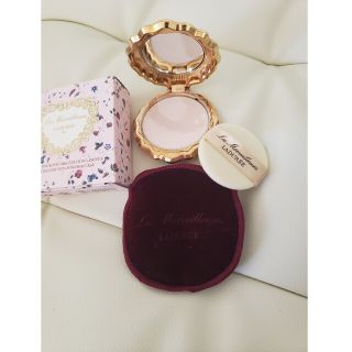 レメルヴェイユーズラデュレ(Les Merveilleuses LADUREE)のラデュレ 限定パウダーケース パウダーファンデーション 貝殻ケース 日焼け止め(ファンデーション)